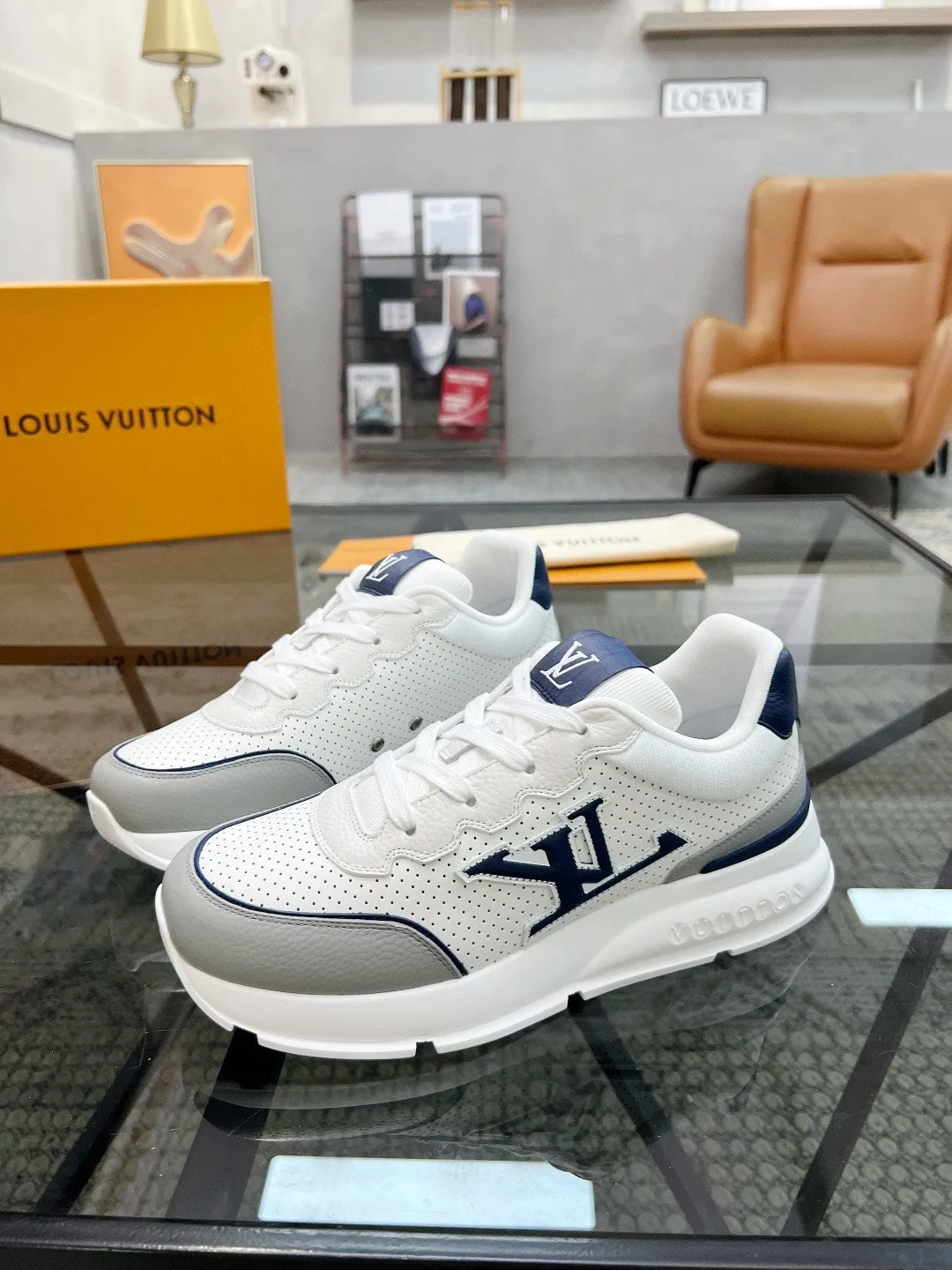Factory price: 460💰Lv🔍Top purchasing agent🇮🇹 Road The most popular sports shoes for street men are available at the same counter. The uppers are imported cowhide fabrics from Italy, high-quality spliced colorful and complex handicrafts, imported comfortable mesh linings, soles: original soles specially provided by the original factory, T men's men's shoes 💰U foam exclusive movable molded soles are super comfortable, original factory and single goods, 🔍🔍high quality, you can enter and exit the counter at will, welcome to compare, code number 38-44, (45 customized)
